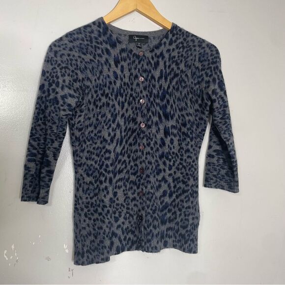 AQUA 100% Cashmere‎ Gray Leopard Cheetah 3/4 Sleeve Fitted Cardigan Womens XS - Picture 1 of 5